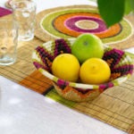 Table décorée avec une panière tressée main