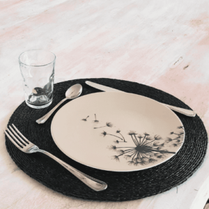set de table noir sur une table avec assiette et couverts