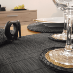 décoration de table avec set de table noir