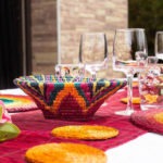 table décorée avec une panière lavumisa rainbow tissée main