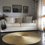 pièce décorée avec un tapis rond fait main
