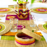 table décorée avec un chemin et des sets de table