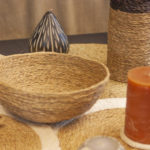 décoration de table avec une panière en fibre naturelle, sets de table et bougies