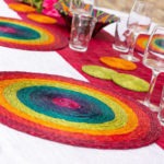 table décorée avec des sets de table verres et dessous de verre