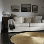 un intérieur avec un plaid en bambou silver