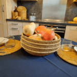 panier artisanal sur une table