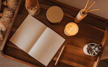 Rituels d'ancrage avec un plateau un carnet et bougie