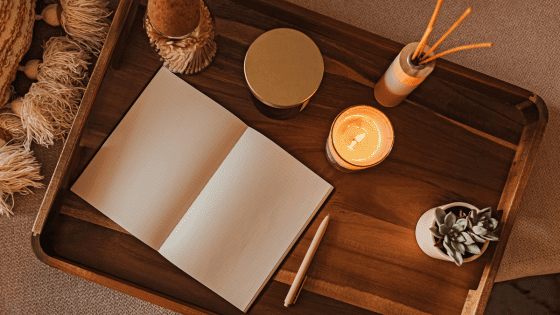 Rituels d'ancrage avec un plateau un carnet et bougie
