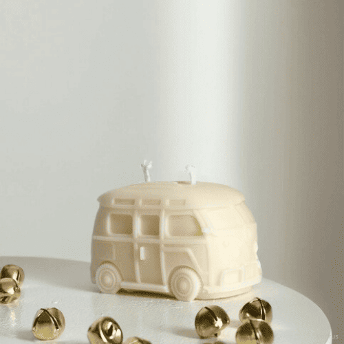 Bougie Mini Van en cire de soja posée sur une table