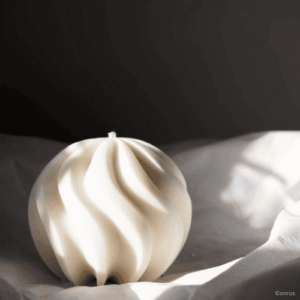 Bougie Ondine en cire de soja posée sur un tissu