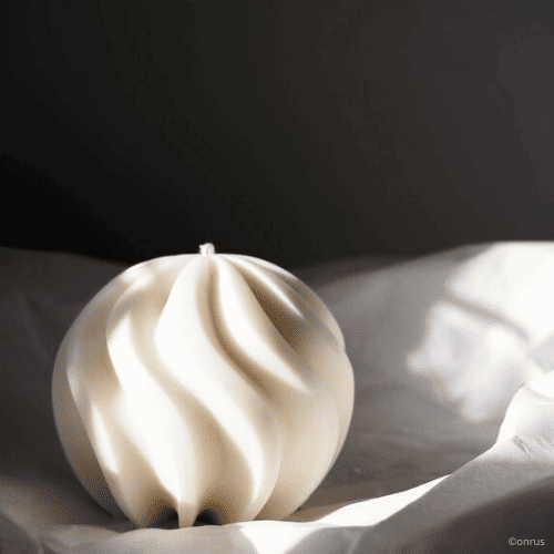 Bougie Ondine en cire de soja posée sur un tissu