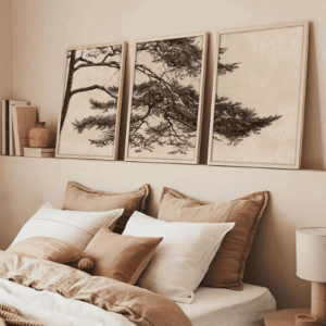 triptyque d'art wabi sabi pin délicat posé sur le dossier d'un canapé